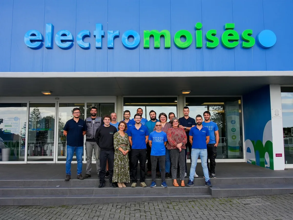 Equipa da Electromoisés em frente à loja, na Ilha Terceira